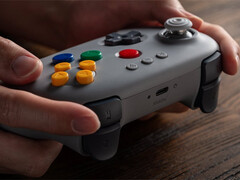 8BitDo se ha adentrado en la nostalgia con su mando 64 Classic Gris. (Fuente de la imagen: 8BitDo) 