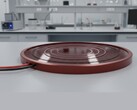 Imagen conceptual de un panel solar circular sobre una mesa de laboratorio (Fuente de la imagen: imagen generada por IA)