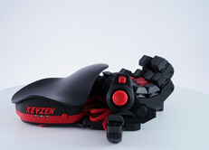 Azeron Keyzen con acentos rojos. (Fuente de la imagen: Azeron)