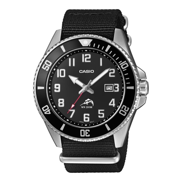 Reloj de buceo Casio Duro MDV106C-1AV con esfera negra, números arábigos destacados, bisel unidireccional negro, caja de acero inoxidable y correa de tela negra.