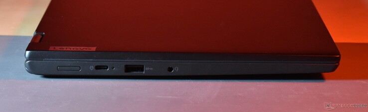 izquierda: USB C 3.2 Gen 2, USB A 3.2 Gen 1, audio de 3,5 mm