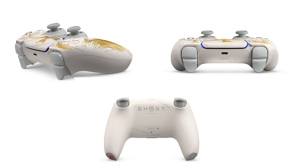 El mando inalámbrico DualSense Edición Limitada Ghost of Yotei tiene un diseño cepillado en la parte delantera y marcas de cuchillas en la trasera. (Fuente de la imagen: PlayStation)