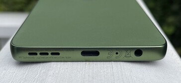 Parte inferior: altavoces, USB-C 2.0, micrófono, toma de audio de 3,5 mm