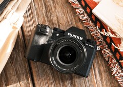 La X-S20 de Fujifilm ha dejado huella en numerosos críticos gracias a sus prestaciones compactas. (Fuente de la imagen: Fujifilm)