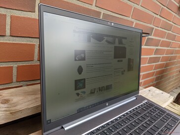 HP ZBook Firefly 15 G8 en uso exterior