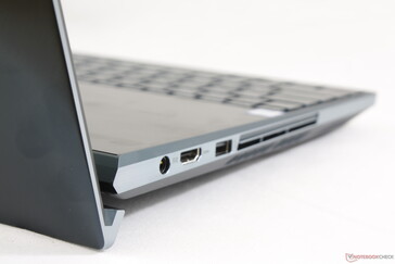 En el lado positivo, el peso y la circunferencia añadidos hacen de este ZenBook el más rígido con diferencia.