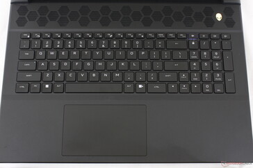 Hay un teclado numérico integrado a diferencia de la serie Alienware de 17 pulgadas