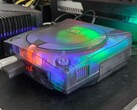 Una imagen de una SEGA Dreamcast modificada con una carcasa translúcida en funcionamiento