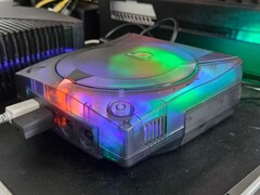 Una imagen de una SEGA Dreamcast modificada con una carcasa translúcida en funcionamiento