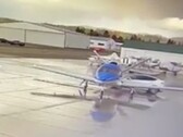La llamada función beta "Smart Summon" provocó que un Tesla Model Y se estrellara contra la parte trasera de un avión que estaba aparcado en un aeródromo (Imagen: Smiteme)