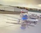 La llamada función beta "Smart Summon" provocó que un Tesla Model Y se estrellara contra la parte trasera de un avión que estaba aparcado en un aeródromo (Imagen: Smiteme)