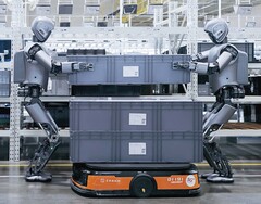 Dos robots humanoides trabajando en una fábrica (Fuente de la imagen: UBTech)