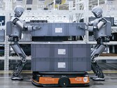 Dos robots humanoides trabajando en una fábrica (Fuente de la imagen: UBTech)