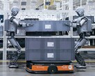 Dos robots humanoides trabajando en una fábrica (Fuente de la imagen: UBTech)