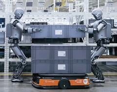 Dos robots humanoides trabajando en una fábrica (Fuente de la imagen: UBTech)