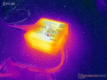El adaptador de CA alcanza más de 48 C cuando está bajo carga