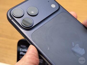 IPhone 17 Pro azul oscuro con arañazos en la parte trasera desde diferentes ángulos. (Fuente de la imagen: Consomac)