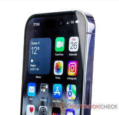 El iPhone 15 Pro tendrá un aspecto diferente al modelo actual, en la imagen, aunque no radical. (Fuente de la imagen: Notebookcheck)
