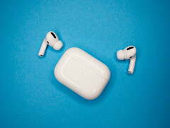 Los AirPods Pro ahora son compatibles con MagSafe, aunque sin otros cambios. (Fuente de la imagen: John Smith)