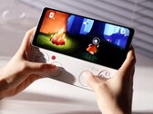 El Ayaneo Pocket Play está obviamente inspirado en el Sony Xperia Play.