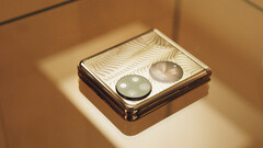 El P50 Pocket tiene una pantalla exterior de 1 pulgada. (Fuente de la imagen: Harper&#039;s Bazaar China)