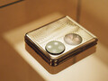 El P50 Pocket tiene una pantalla exterior de 1 pulgada. (Fuente de la imagen: Harper's Bazaar China)