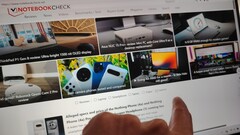 La pantalla táctil del Lenovo Yoga Slim 7 Aura Edition se navega mediante, bueno, el tacto... (Fuente de la imagen: Darryl Linington - Notebookcheck)