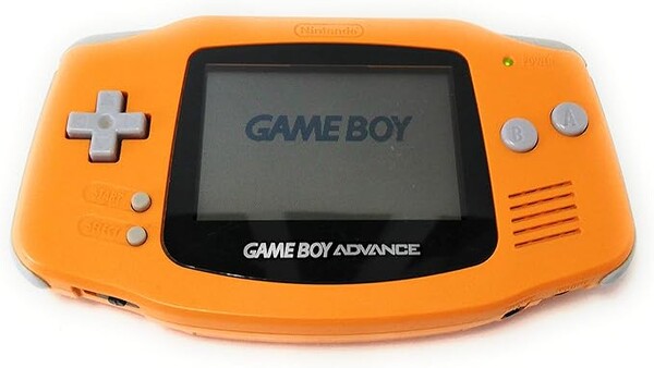 La Nintendo Game Boy Advance en color naranja.