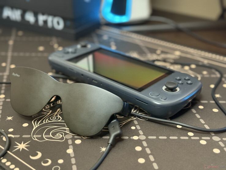 RayNeo Air 4 Pro conectado a una consola portátil de videojuegos