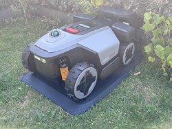RockMow Z120 LiDAR en su estación de carga