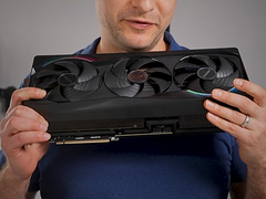 Alex Ziskind sosteniendo la GPU RTX 5090.