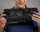 Alex Ziskind sosteniendo la GPU RTX 5090.