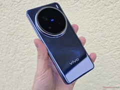 El Vivo X200 FE estará alimentado por un SoC MediaTek de última generación a diferencia del Vivo X200 Pro fotografiado aquí (fuente de la imagen: Notebookcheck)