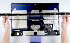 La placa base del iMac Apple es francamente diminuta en comparación con el tamaño de la carcasa. (Imagen: iFixit)