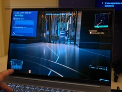 Intel Panther Lake Core Ultra X9 388H ejecutando Cyberpunk 2077 en la iGPU Intel Arc B390 con ajustes ultra. (Fuente de la imagen: ETA Prime vía YouTube)