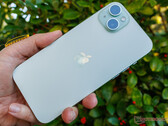 Se espera que la era de los iPhones de 60 Hz se mantenga hasta mediados de la década, iPhone 15 Plus en la imagen. (Fuente de la imagen: Notebookcheck)