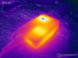 El adaptador de CA alcanza más de 48 C cuando funciona con cargas exigentes