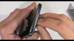 La misteriosa rejilla de ventilación del OnePlus 11. (Fuente: JerryRigEverything vía YouTube)