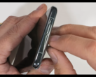 La misteriosa rejilla de ventilación del OnePlus 11. (Fuente: JerryRigEverything vía YouTube)