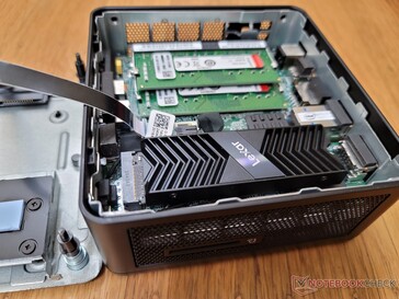 Mini PC Intel NUC con unidad Lexar NM800 instalada