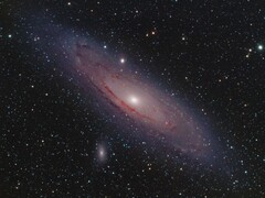 Una imagen que muestra la galaxia de Andrómeda y el espacio.