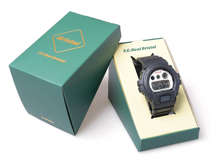 El modelo Casio G-Shock x F.C. Real Bristol DW-6900 se presenta en un estuche verde con el logotipo de ambas marcas, junto al cual se encuentra la funda exterior a juego.