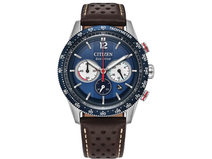 Citizen Chrono Racing CA4716-09L con caja de acero inoxidable en tono plateado, bisel taquimétrico azul, esfera de cronógrafo azul oscuro con tres subesferas, detalles en rojo y correa de piel marrón perforada.