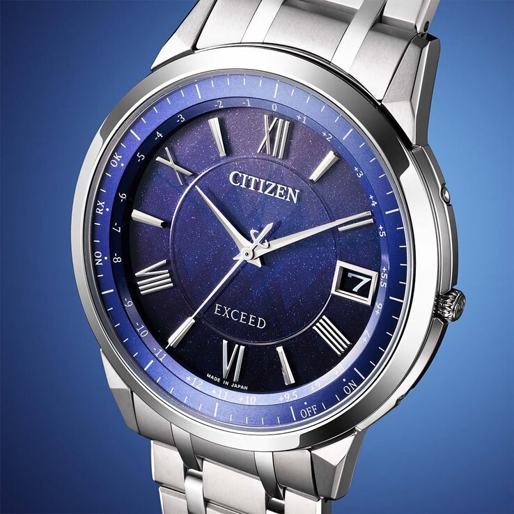 Un primer plano de la esfera azul intenso del Citizen Exceed CB1140-79L, que revela su fino brillo y su patrón texturizado inspirado en el bosque.