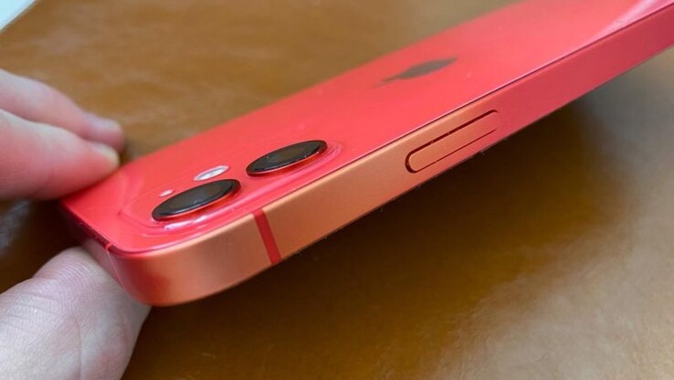 Un iPhone 12 (PRODUCT) RED que sufre el mismo problema de desvanecimiento. (Imagen: Svetapple.sk)