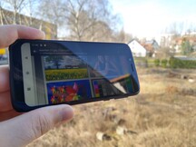 Uso del Moto G7 Play al aire libre con reflexiones en pantalla