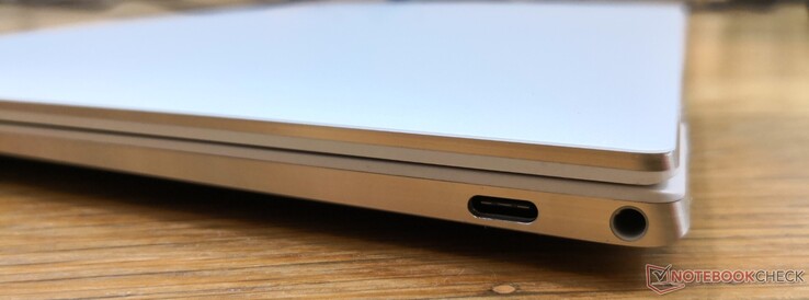 Derecha: USB Tipo C con DisplayPort + Thunderbolt 3, 3.5 mm combo audio