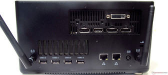 Trasero: antena WiFi, 4x USB 3.0 (Gen 1) tipo A, 2 Gigabit Ethernet, entrada de CC, antena WiFi, bloqueo Kensington, 3x DisplayPort 1.4, HDMI 2.0b, enlace dual DVI-D
