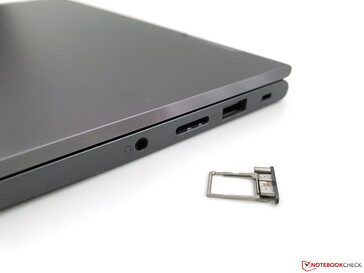 En el lado derecho está la ranura para una nano SIM.