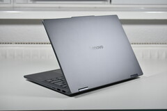 Cuidado con la variante asequible: El portátil convertible Lenovo IdeaPad 5 2 en 1 muestra los riesgos de las configuraciones más baratas (imagen: Lenovo IdeaPad 5 2 en 1 14AKP10, fuente de la imagen: Benjamin Herzig/Notebookcheck)